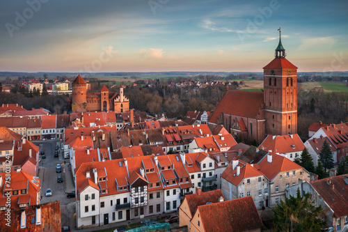 Fototapeta Naklejka Na Ścianę i Meble -  Teutonic castle in Reszel at sunset, Poland.