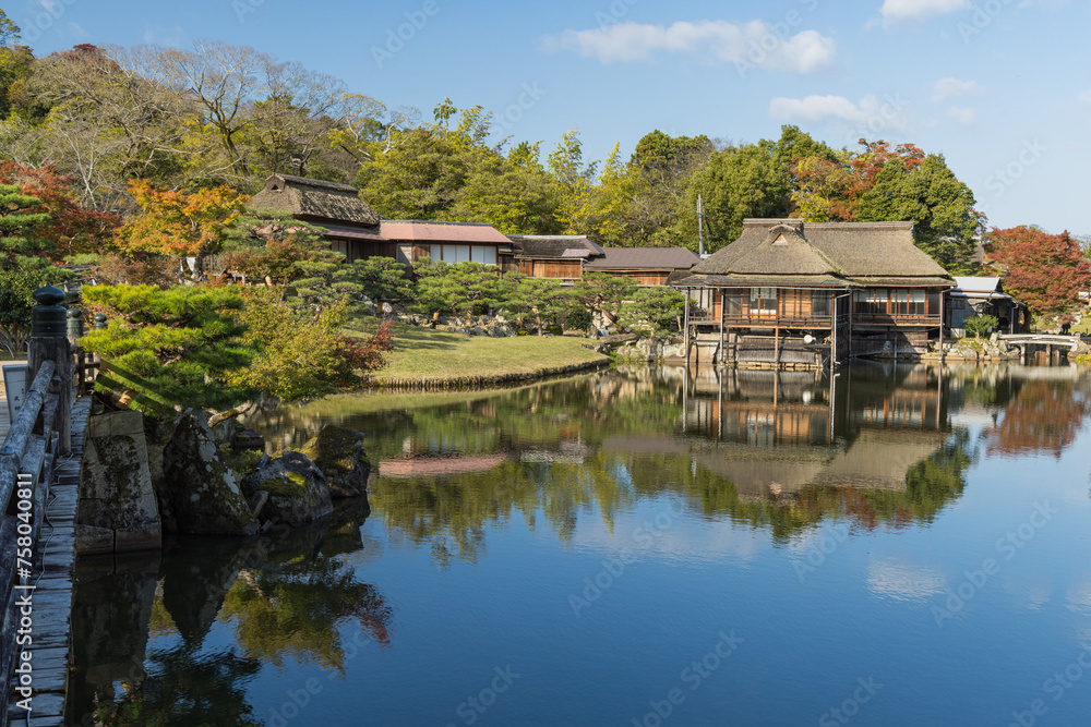 日本 滋賀県彦根市の彦根城のお堀沿いに作られた大名庭園、玄宮園の臨池閣と魚躍沼 日本 滋賀県彦根市の彦根城のお堀沿いに作られた大名庭園、玄宮園の臨池閣と魚躍沼