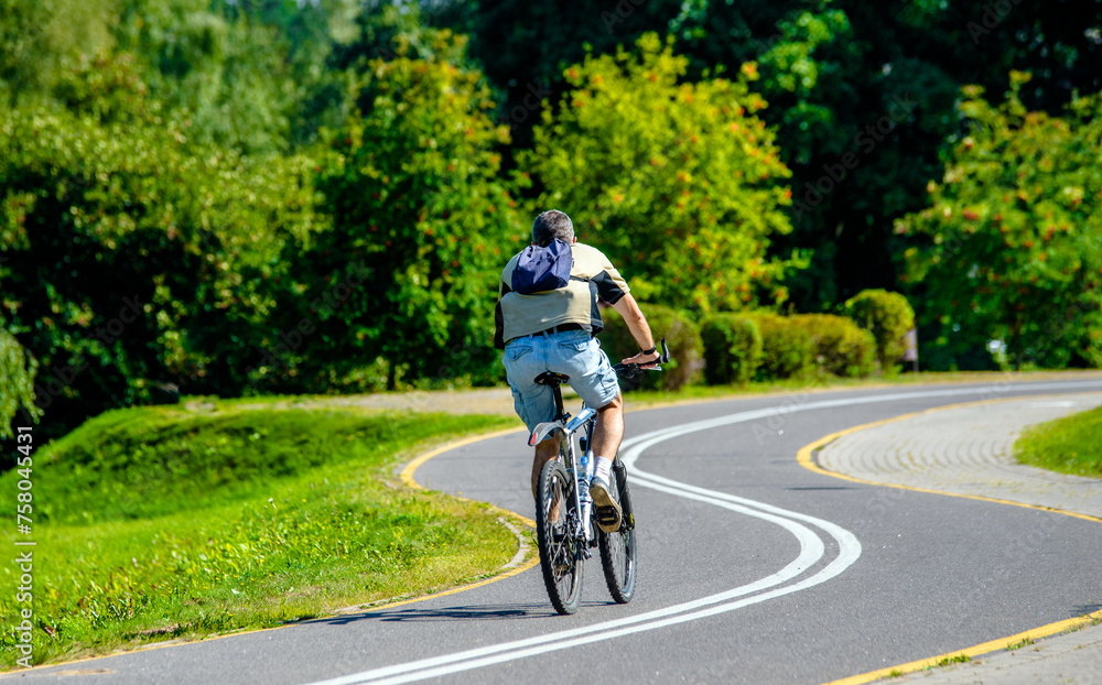 Obraz premium Cyclist ride on the bike path in the city Park 