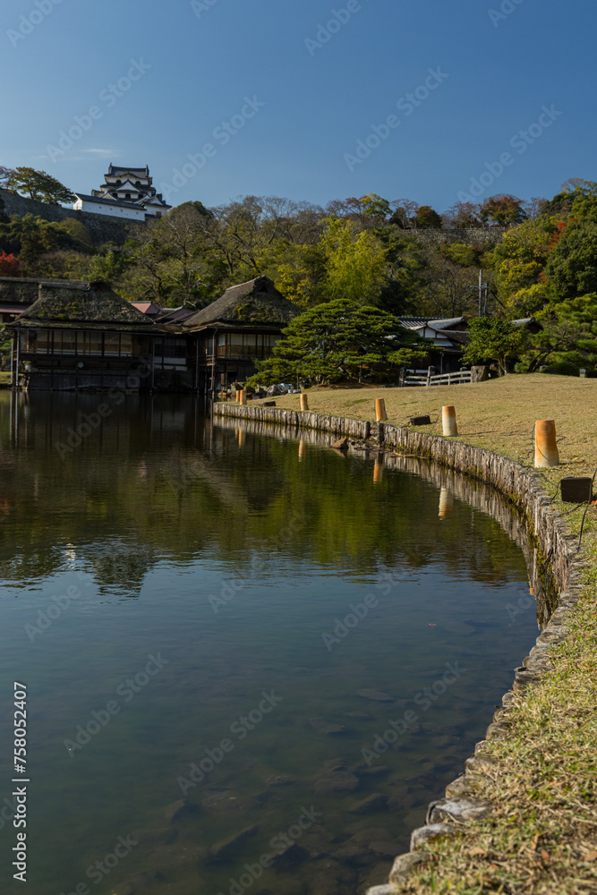 日本　滋賀県彦根市の大名庭園、玄宮園の臨池閣と魚躍沼と彦根城の天守閣