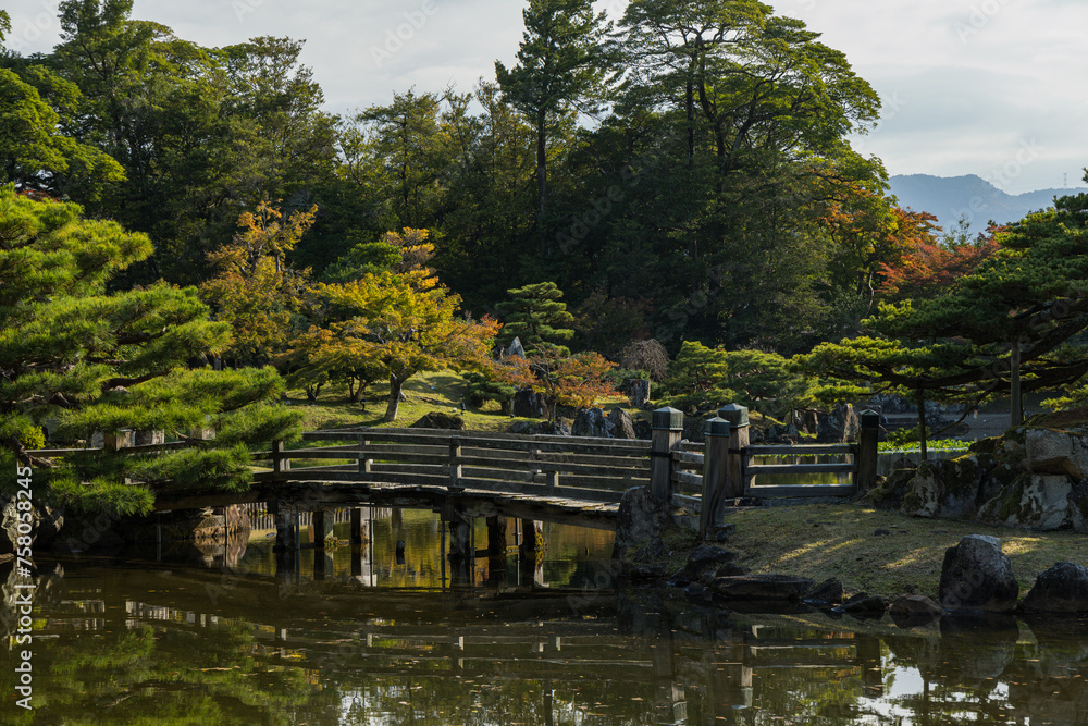 日本　滋賀県彦根市の彦根城のお堀沿いに作られた大名庭園、玄宮園の龍臥橋と魚躍沼