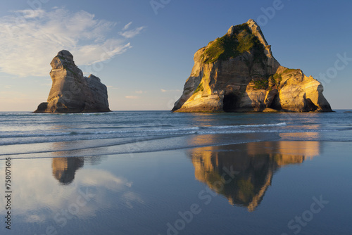 Archway Islands, Wharariki Beach, Tasman, Südinsel, Neuseeland photo