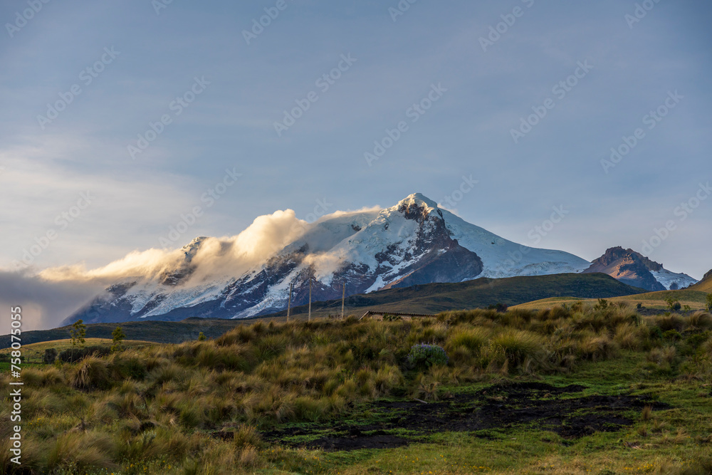 Cayambe, volcán con el mayor glaciar en ecuador, cordillera de los andes   - obrazy, fototapety, plakaty 