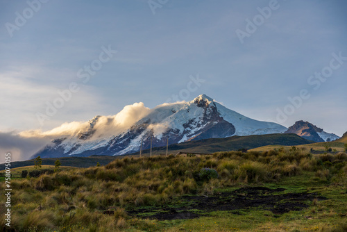 Cayambe, volcán con el mayor glaciar en ecuador, cordillera de los andes 
