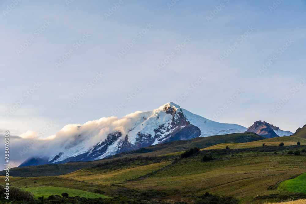 Cayambe, volcán con el mayor glaciar en ecuador, cordillera de los andes   - obrazy, fototapety, plakaty 