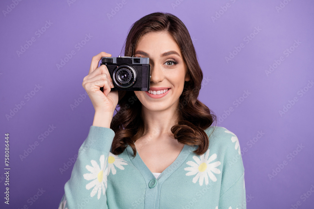 Photo portrait of young cheerful brunette amateur woman using vintage video camera snapshot flashlight isolated on violet color background Photo portrait of young cheerful brunette amateur woman using vintage video camera snapshot flashlight isolated on violet color background