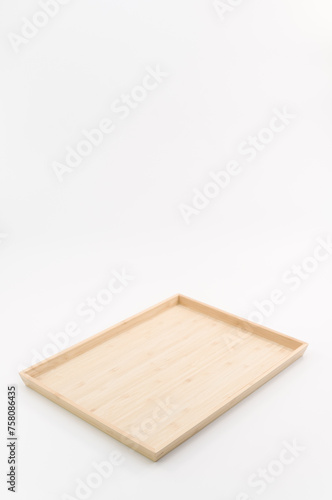 primo piano di vassoio in legno naturale su sfondo bianco photo