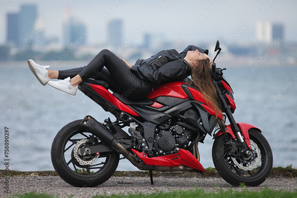 Obraz premium young woman on a motorcycle