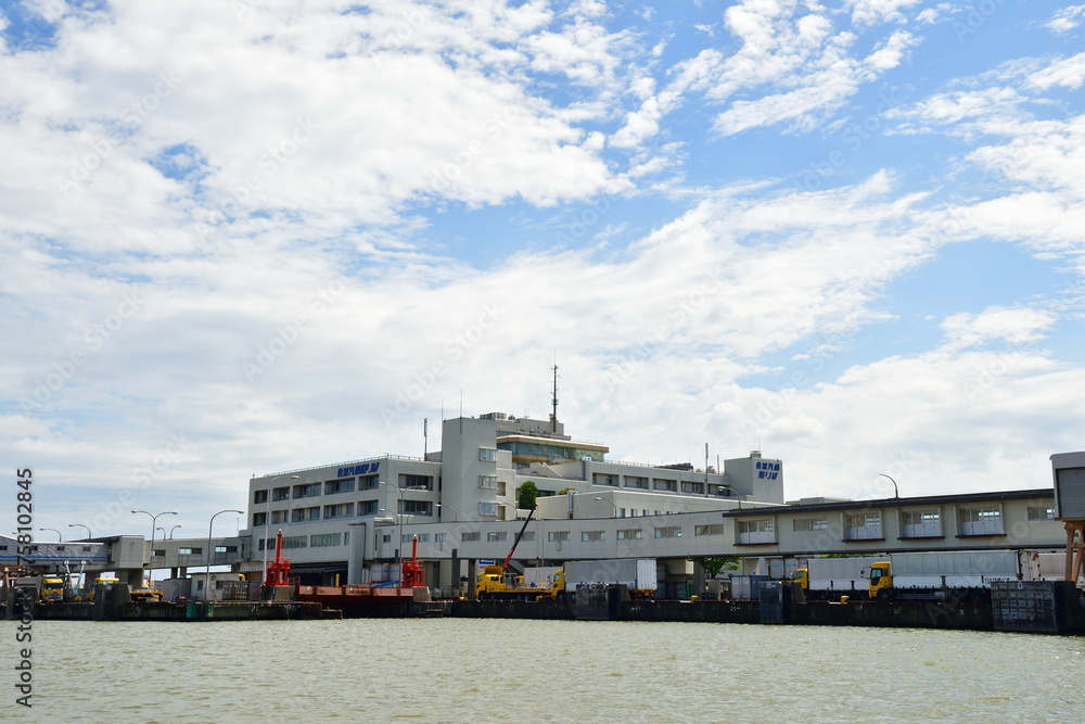 信濃川上から佐渡汽船新潟港ターミナルを望む（新潟県）