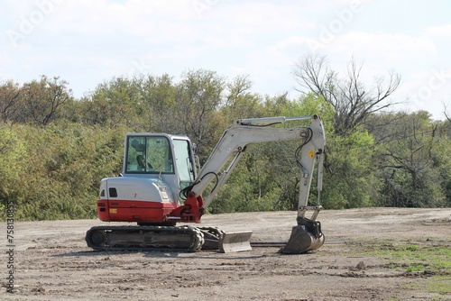 Εκτύπωση καμβά An excavating piece of equipment rest as the job nears completion