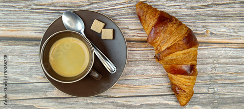 croissants et café, en gros plan, sur une table