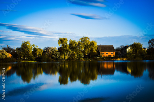 Fototapeta Naklejka Na Ścianę i Meble -  house on the lake