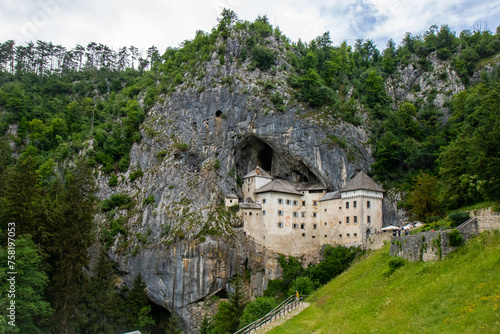 Foto Predjama Castle, Predjamski grad or Grad Predjama » Postojna Cave Park stone cas