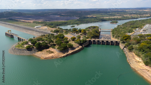 Parte da Usina Hidrelétrica da Cemig, na cidade de Três Marias, MG, Brasil e represa da mesma hidrelétrica