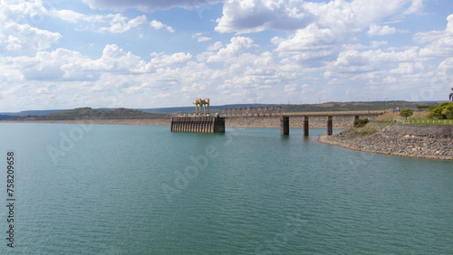 Tomada dagua, da represa da Cemig, na unida hidrelétrica de Três Marias, MG, Brasil e represa da mesma hidrelétrica
