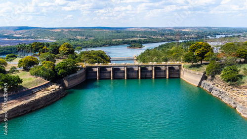 Parte da Usina Hidrelétrica da Cemig, na cidade de Três Marias, MG, Brasil e represa da mesma hidrelétrica