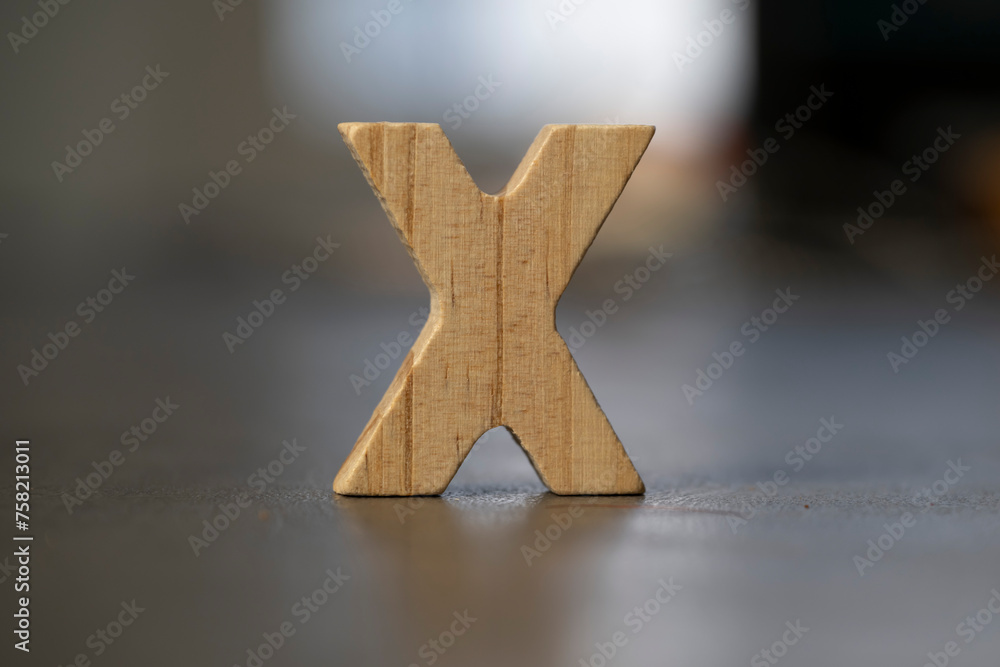 Lettre X en bois taillé, bois clair, debout - obrazy, fototapety, plakaty 