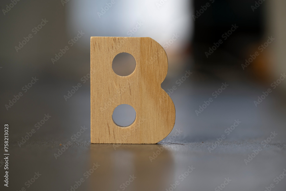 lettre B en en bois clair sculpté - obrazy, fototapety, plakaty 