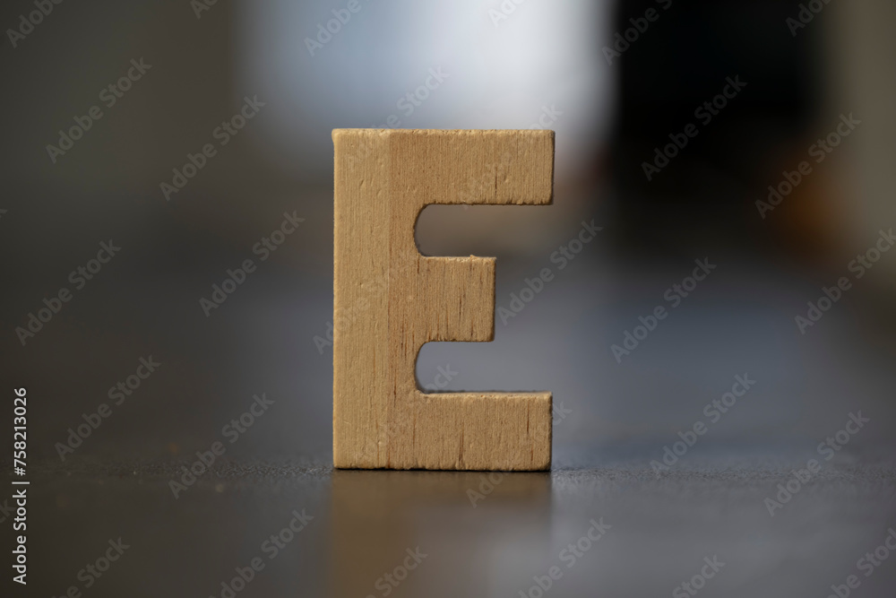 lettre E en bois découpée à la main lettre E en bois découpée à la main