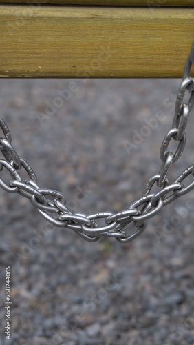 Quadro su tela Sturdy Chain Link on Wooden Beam