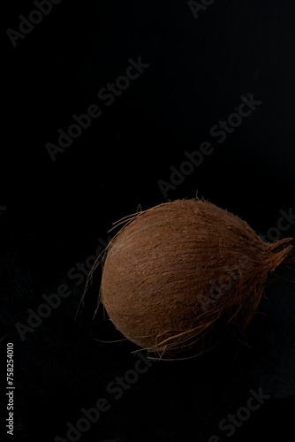 kowoc kokosa na czarnym tle