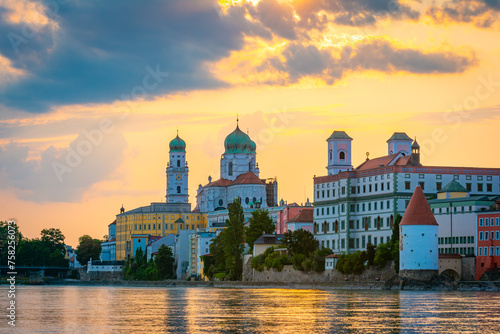 Die Stadt Passau mit Fluss Inn und Dom am Abend im Sommer