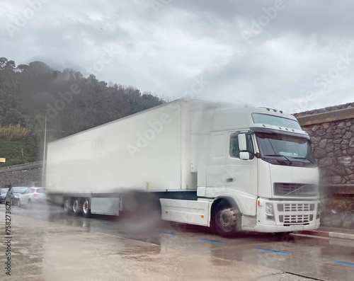 camión frigorífico blanco transporte alimentación pescado marisco fruta visto a través de un cristal lloviendo con lluvia IMG_5628-as24