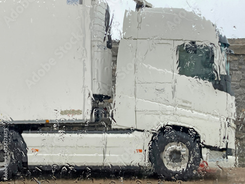 camión frigorífico blanco transporte alimentación pescado marisco fruta visto a través de un cristal lloviendo con lluvia IMG_5623-as24