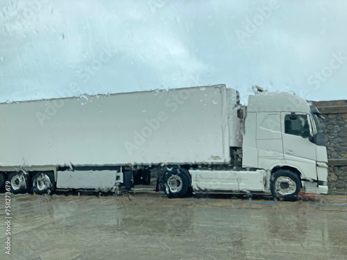 camión frigorífico blanco transporte alimentación pescado marisco fruta visto a través de un cristal lloviendo con lluvia IMG_5635-as24