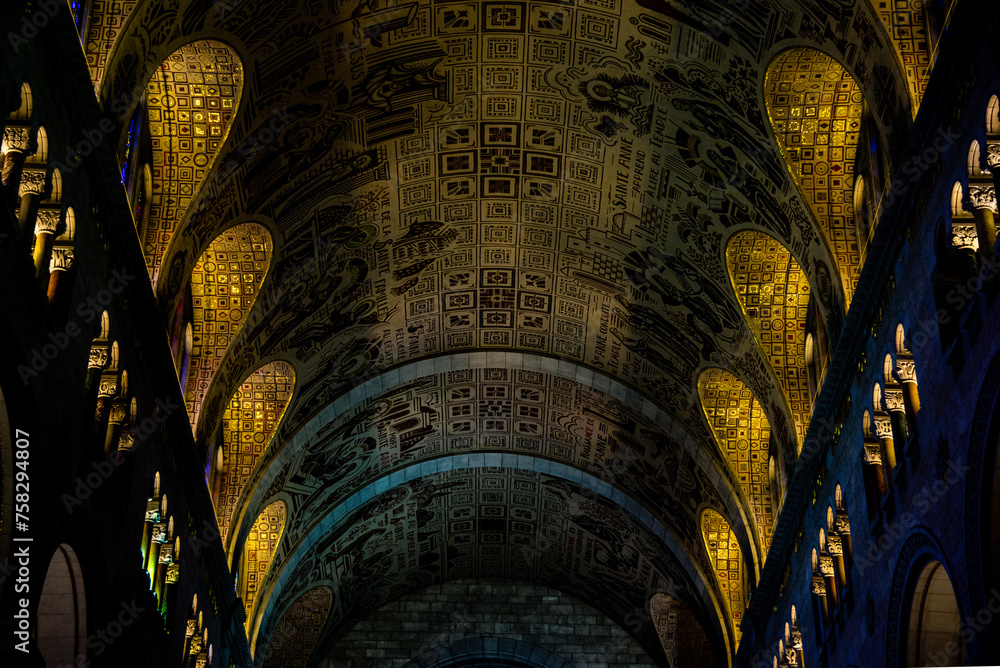 Obraz premium Sainte anne beaupré, Canada - April 14 2018: Interior of Basilica sainte anne beaupré in Quebec