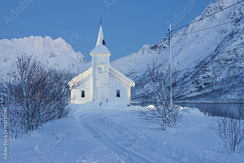 Kirche in Sildpollneset, Vestpollen, Austnesfjorden, Austvagoya, Lofoten, Nordland, Norwegen © Rainer Mirau