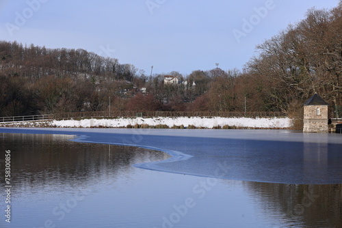 Blick auf den zugefrorenen Seilersee in Iserlohn im Sauerland  © Pixel62