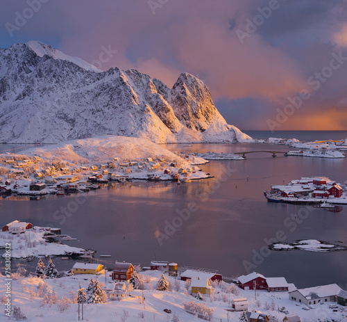 Reine, Lilandstinden, Moskenesoya, Lofoten, Nordland, Norwegen © Rainer Mirau