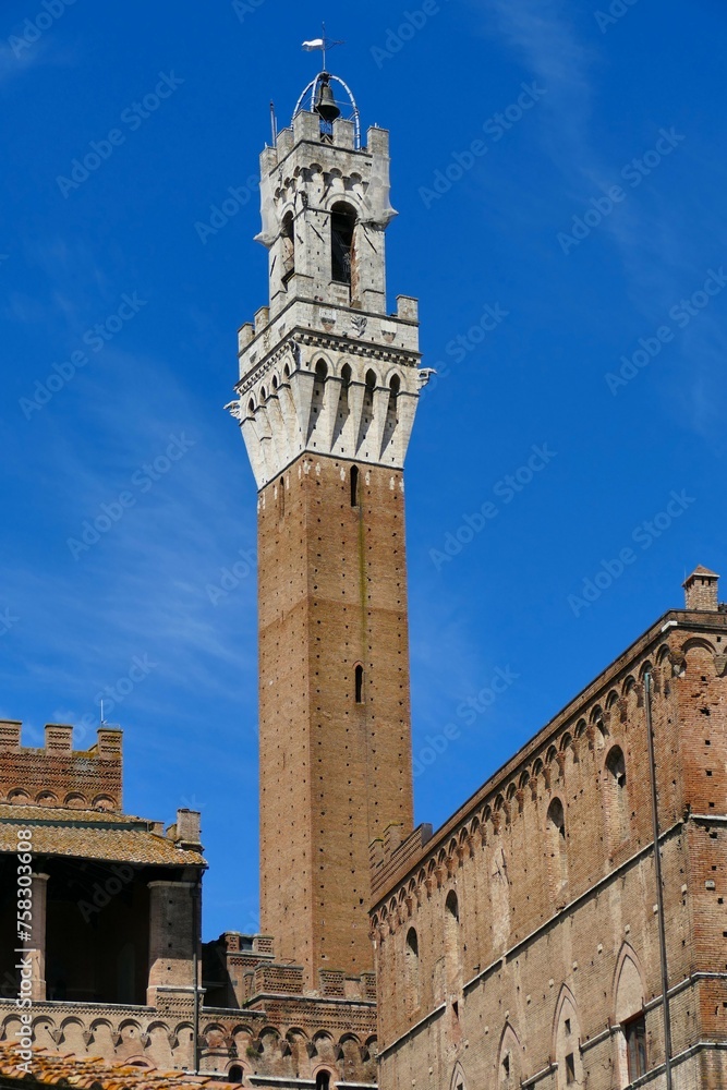 La façade sud-est du palazzo Pubblico à Sienne 