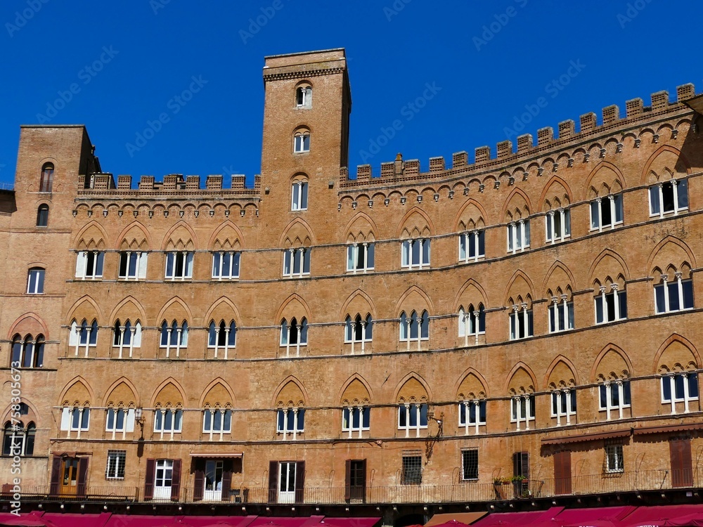 Fototapeta premium La façade du Palazzo Sansedoni sur la Piazza del Campo à Sienne