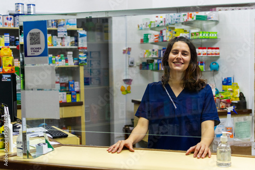 Farmacia vendiendo un medicamento	