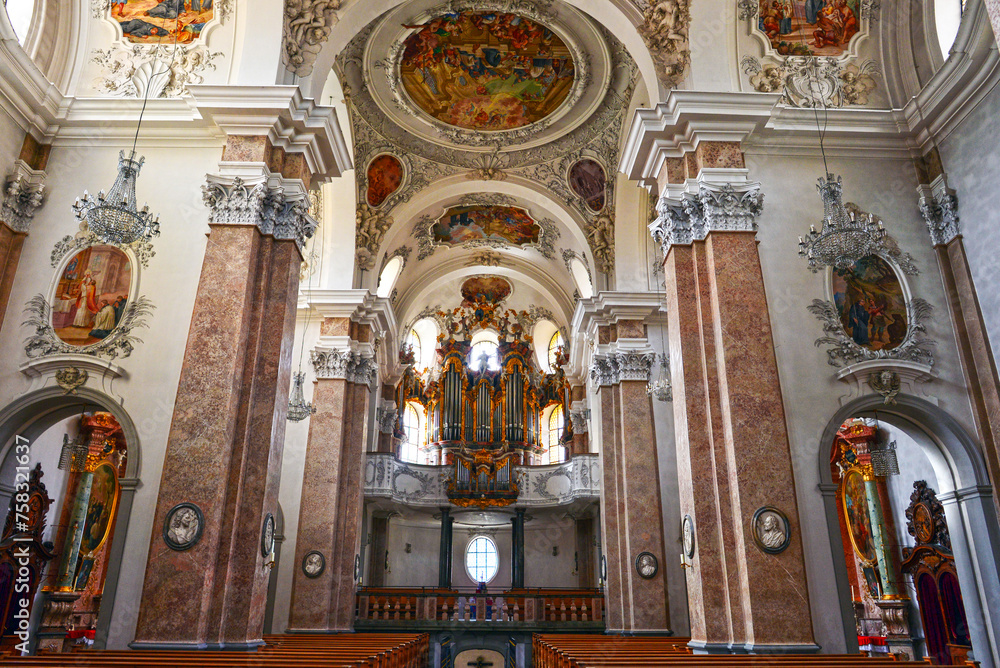 Obraz premium Innenansicht Kirche St. Mang in Füssen (Bayern)