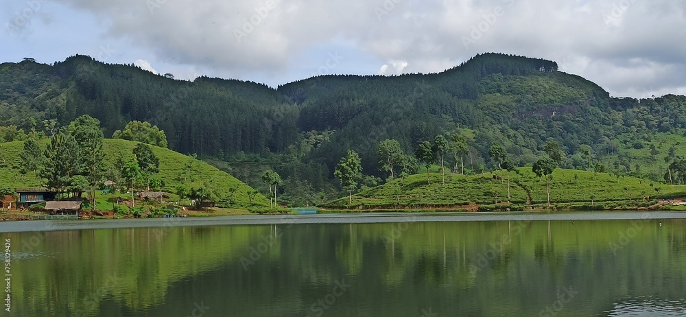 Obraz premium Lake in the Mountains