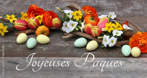Carte de Pâques : oeufs de Pâques avec des fleurs et le texte Joyeuses Pâques. 