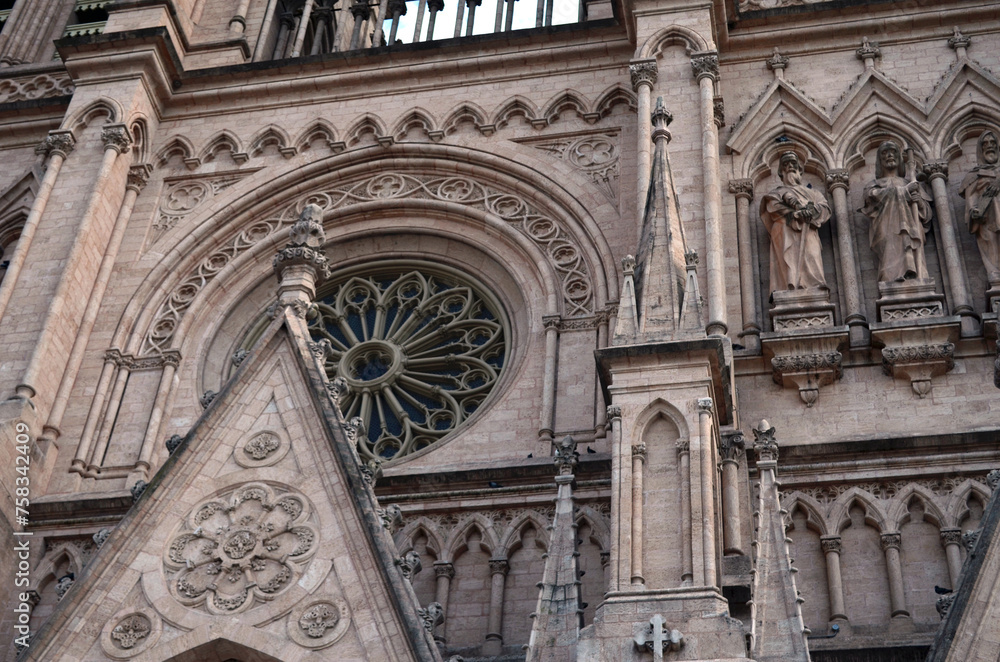 Imponentes detalles arquitectónicos-ornamentación de la Basílica de Nuestra Señora de Luján de estilo neogótico en la provincia de Buenos Aires, Argentina.