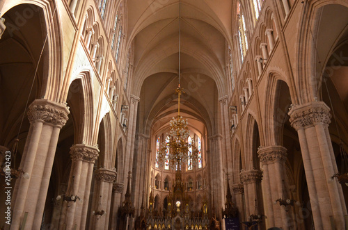 Imponente interior de la Basílica de Nuestra Señora de Luján de estilo neogótico en la provincia de Buenos Aires, Argentina. © ameaz_23