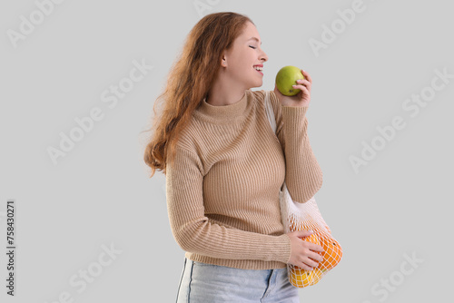 Young woman with string bag...