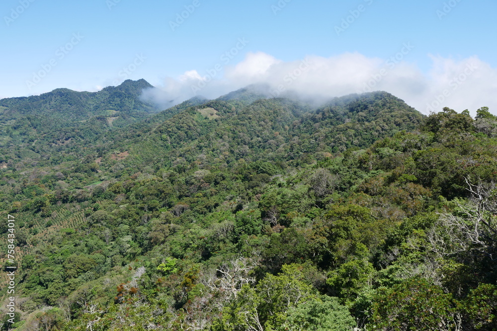 Fototapeta premium Berge mit Wolken bei Boquete in Panama