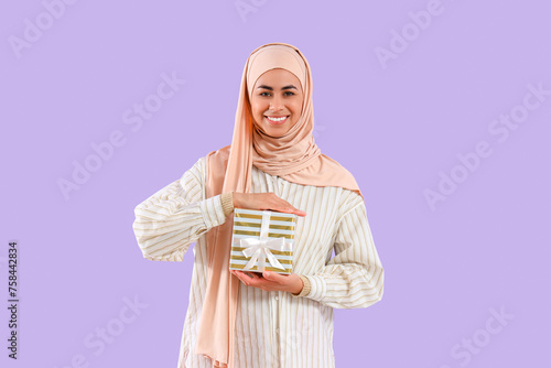 Muslim woman with gift box ...