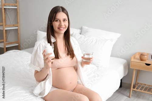 Young pregnant woman with p...