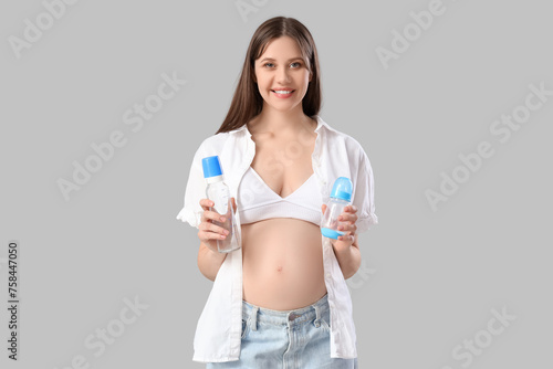 Young pregnant woman with b...