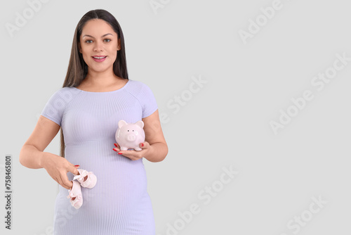 Young pregnant woman with p...