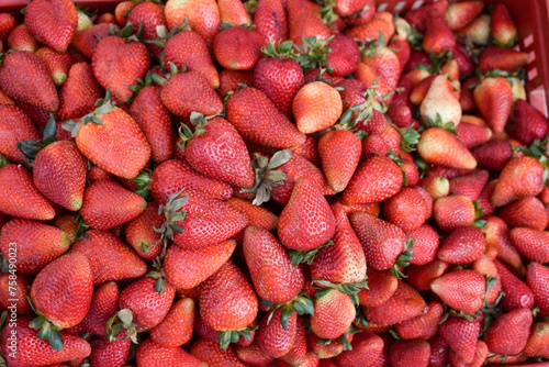 deliciosas fresas rojas colombianas,  La fresa es una fruta de primavera muy ligera que aporta valiosos minerales y vitaminas. Ayuda a depurar y a tonificar el organismo. photo