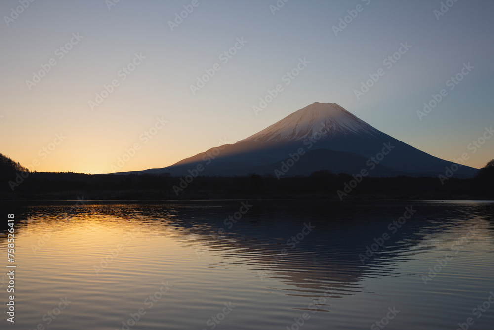 夜明けの逆さ富士　精進湖