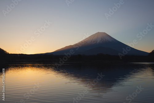 夜明けの逆さ富士 精進湖